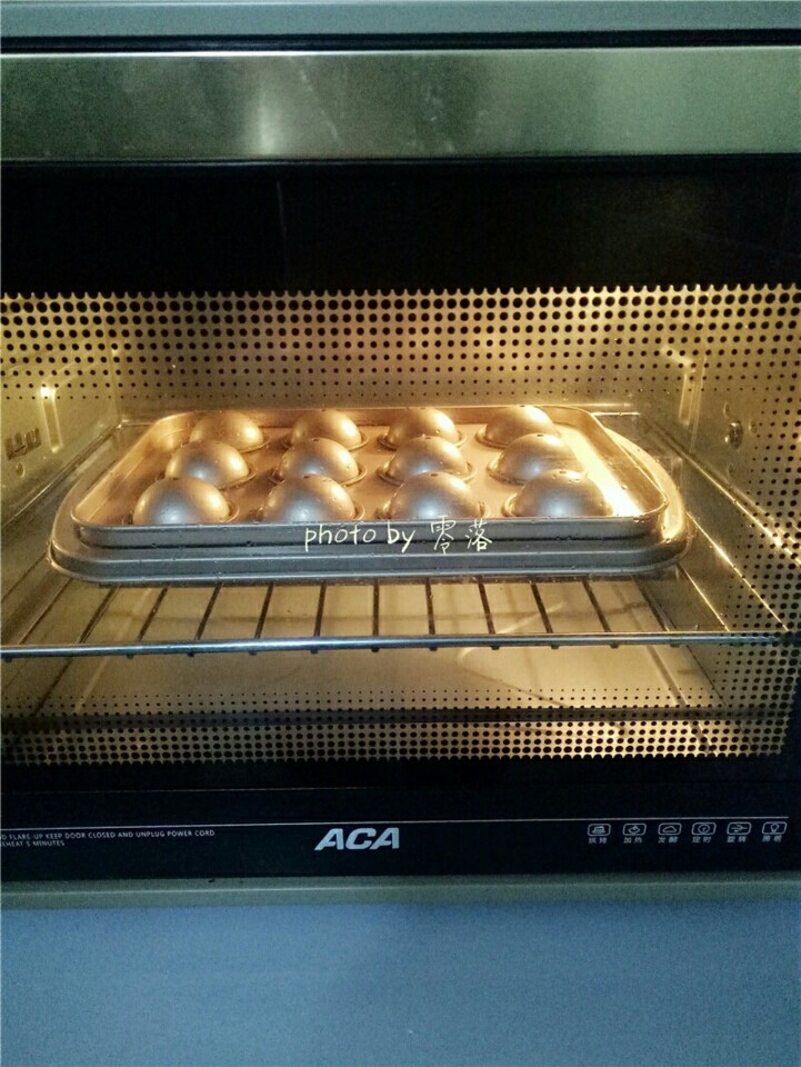 棒棒糖蛋糕,烤箱上下火180度预热后，将模具放在烤箱中层，烤20分钟；