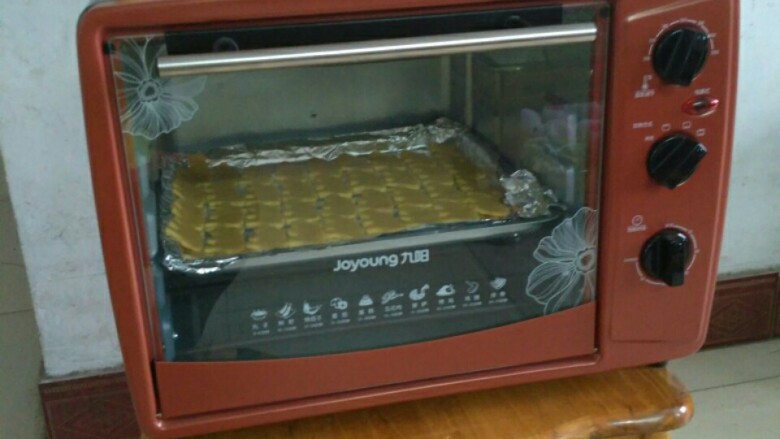 无秤咸味芝士饼干,烤箱不用预热，中层上下火180度，10分钟到11分钟。
