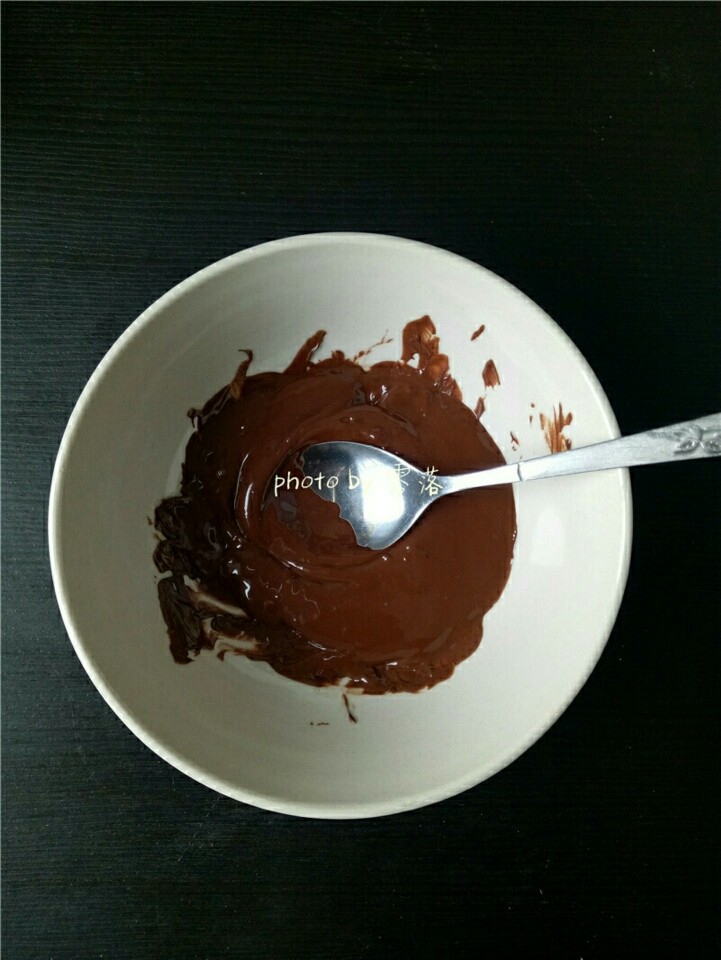 棒棒糖蛋糕,黑巧克力隔水融化；