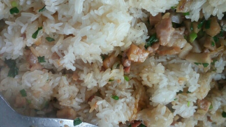 猪婆菜包,把蒸熟的糯米饭倒入和配料一起搅拌均匀，下鸡精、酱油、盐适量调味 。