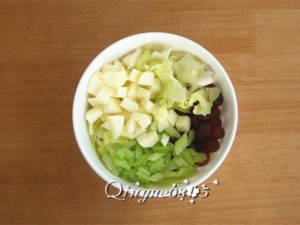 沃道夫沙拉#春意绿#,蔬菜和水果放一起，放一点盐和柠檬汁（可以搅拌一下）
