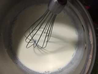 双色布丁杯,差不多时间后，再做牛奶布丁，也是锅里放奶油和牛奶，糖，小火融化后离火，加入已经泡软的吉利丁片，搅匀