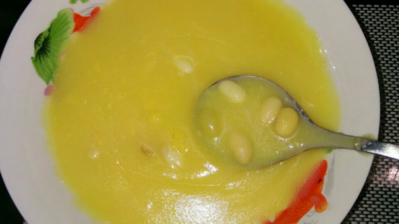 家常玉米糊,喜欢甜口的，在煮黄豆时可加入大枣，也可在最后一部加糖或葡萄干。