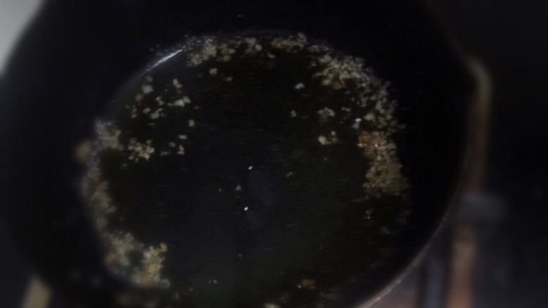 香香猪排饭,油锅刚刚最好用中火，煎到微微发黄了转小火煎反面，然后煎黄金色了就可以起锅了