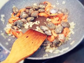 芝士海鲜意面,锅里放底油，加入洋葱末炒香，放入海鲜翻炒，加入蚝油。