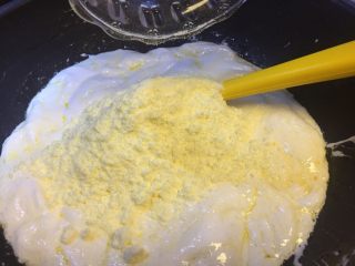 蔓越莓牛轧沙琪玛,棉花糖融化后加入奶粉。
