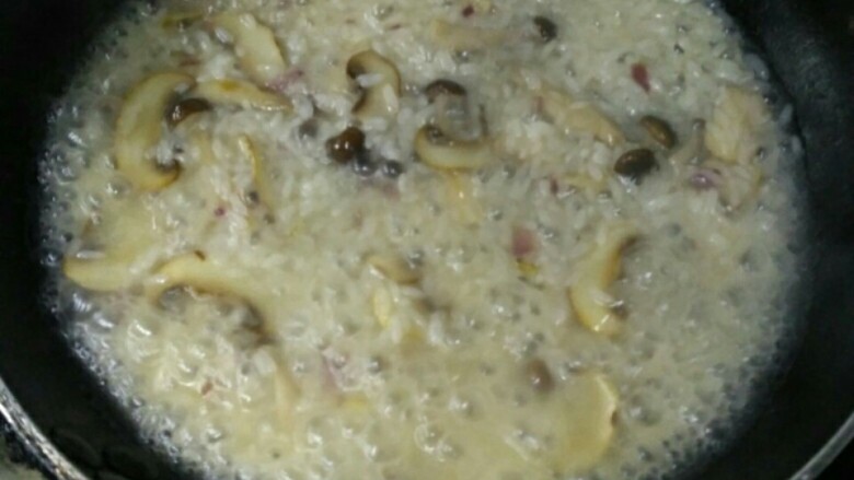 黑松露杂菌烩饭,洋葱碎炒香下杂菌烧点白葡萄酒炒香，下生来加入高汤过面