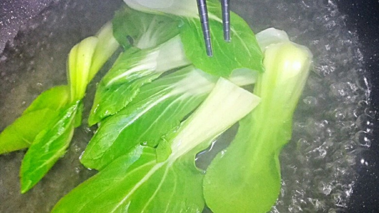 凉拌金针菇#春意绿#,先焯水上海青，颜色变绿就可以了
