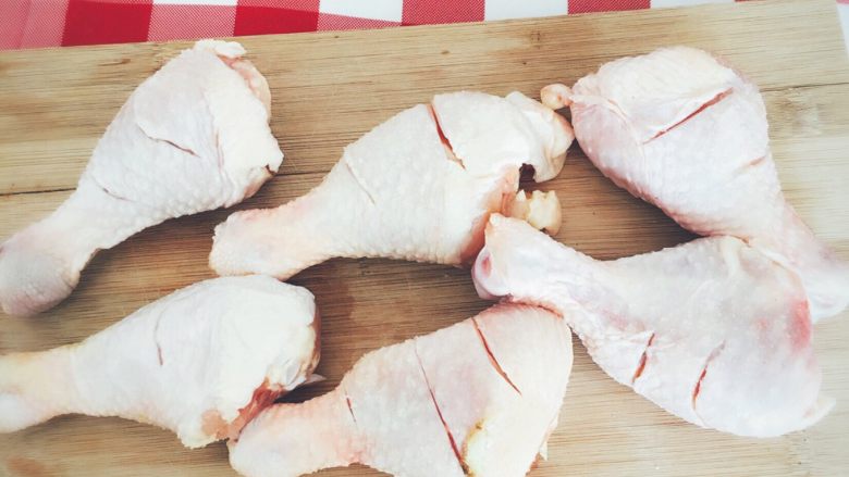 可乐鸡腿肉,由于鸡腿肉较厚，不比鸡翅易熟所以每个鸡腿肉切2-3刀尽快入味