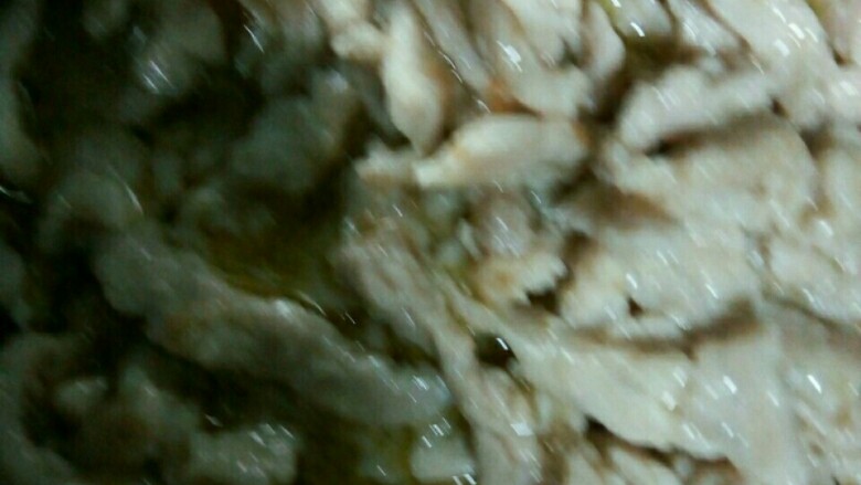 韭黄肉丝,热锅下菜油冒烟下肉丝炒散籽，肉丝散开。