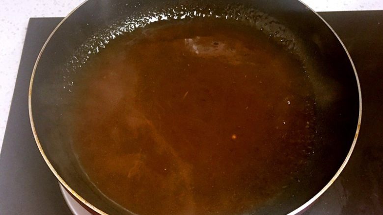 红烧狮子头,再来烧个浇汁儿：取适量煮过狮子头的汤汁放锅里，勾薄芡，淋在狮子头上即可。
