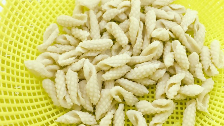 宝宝辅食：兰溪小麦铃-18M+,弄好的小麦铃，很可爱吧，类似海螺的形状。