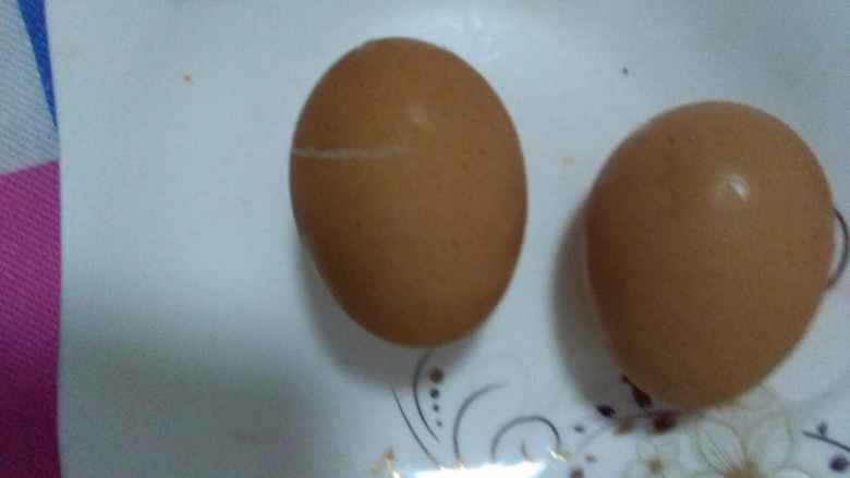 西红柿蛋花汤,准备2个鸡蛋