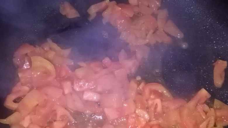 西红柿蛋花汤,先把西红柿放锅里炒一下，加入盐，最后加适量的水