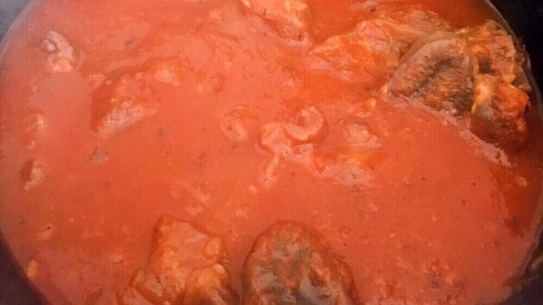红酒番茄炖牛腱子肉,煲到汁酱浓稠就可以吃了！