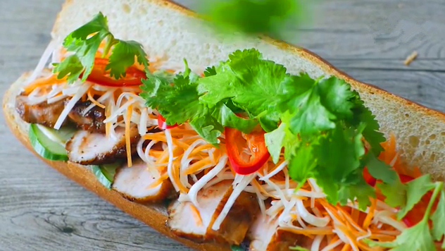 越南三明治,8.猪肉切片，放在黄瓜上，再放上萝卜丝和红辣椒，加入香菜，好了，越南三明治做好了