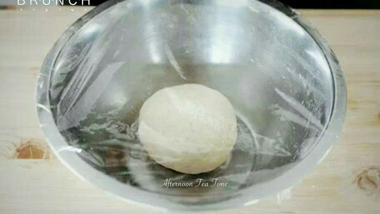 元宝饺子,醒面：将揉好的面团放在盘里，用保鲜封住醒面，直到开始能看见表层起擀