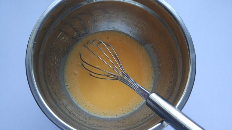 抹茶奶油蛋糕,蛋黄蛋清分离，将蛋黄放入油奶混合溶液里，用手动打蛋器搅拌均匀；