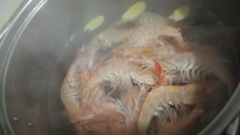 白灼基围虾,倒入基围虾盖上玻璃锅盖，煮开后看到虾头尾触到一起再煮30秒左右就可以出锅，这样出来的虾口感很好。