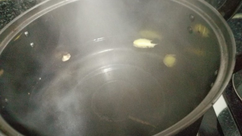 白灼基围虾,滴入3滴油和三片姜，大火水烧开