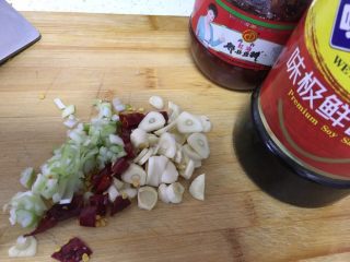 干锅菜花,葱蒜切碎，干辣椒切段儿。