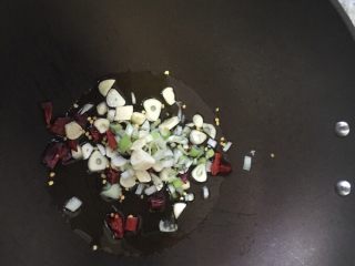 干锅菜花,热锅，油温上来之后放入葱蒜和干辣椒，炒出香味来。