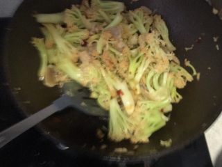干锅菜花,放入豆瓣酱，翻炒均匀。加入生抽继续翻炒。