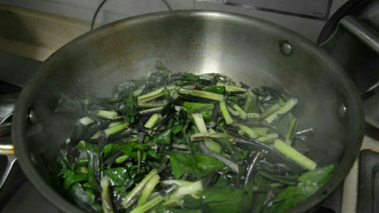 清炒红菜苔,油热好，把菜倒进去，开始炒。差不多时候放点姜 这样菜会更甜