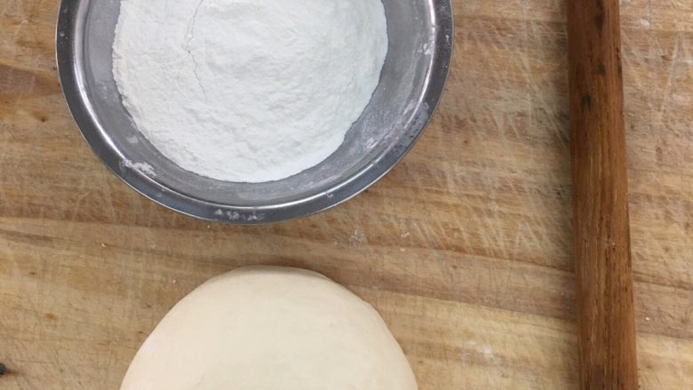 荷叶饼,凉水和面揉成光滑面团发酵30分钟