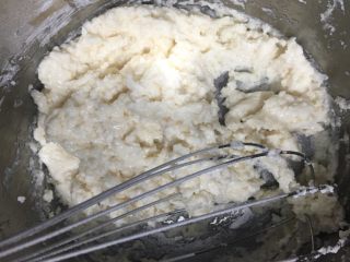酸奶戚风蛋糕,划Z字形混合面粉，不要打圈搅拌
