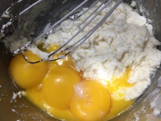 酸奶戚风蛋糕,看不到干粉后，加入分离的蛋黄