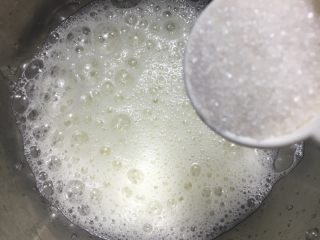 酸奶戚风蛋糕,接着用分离好的蛋白，打发至大泡时加入三分之一的细砂糖