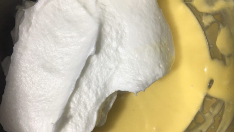 酸奶戚风蛋糕,取三分之一的蛋白到蛋黄糊里
