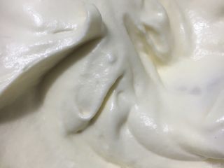 酸奶戚风蛋糕,还是翻拌均匀，成为光泽细腻的面糊