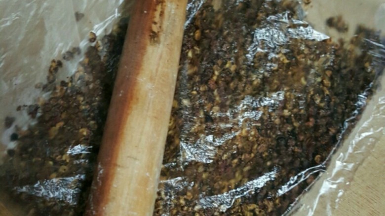 椒盐发面饼,窍门：花椒炒好晾凉后装保鲜袋里，再拿擀面杖擀碎，干净卫生，快捷方便操作。
