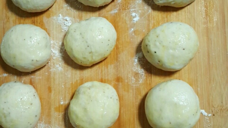 椒盐发面饼,鸡蛋液刷在饼胚表皮上