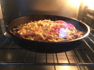 红肠鸡肉披萨,放入预热好的烤箱，180度上下火烤18分钟即可。