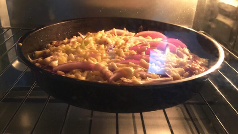 红肠鸡肉披萨,放入预热好的烤箱，180度上下火烤18分钟即可。