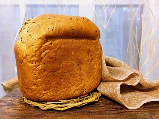 黑芝麻吐司 ,做好的面包取出晾凉。