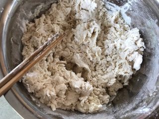 10分钟快速发面蒸肉包,筷子搅拌直到面粉结成块状再用手揉。还可以懒人做法，用面包机和面。