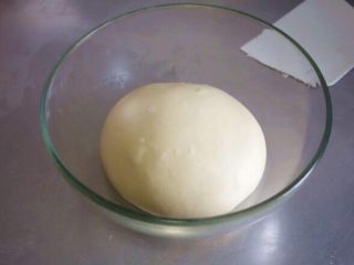 奶香十足的奶油蜂蜜小面包,放入容器盖上保鲜膜
放在25-28度的环境中进行基础发酵