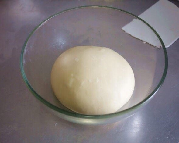 奶香十足的奶油蜂蜜小面包,放入容器盖上保鲜膜
放在25-28度的环境中进行基础发酵