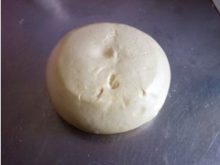 奶香十足的奶油蜂蜜小面包,将发酵好的面团取出，轻拍排气