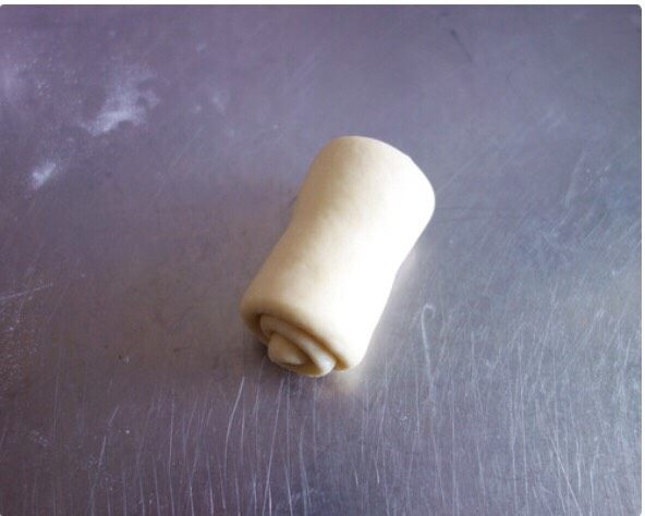 奶香十足的奶油蜂蜜小面包,翻面，两边分别向内1/4处折叠，拍紧，用擀面杖擀长，卷起