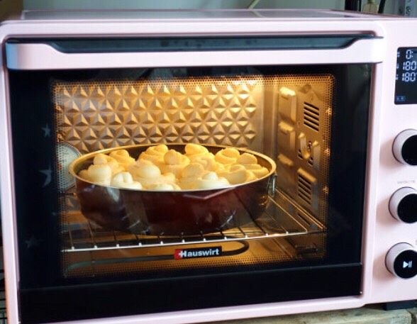 奶香十足的奶油蜂蜜小面包,放入预热好的烤箱，中下层
上下管180度烘烤18分钟出炉