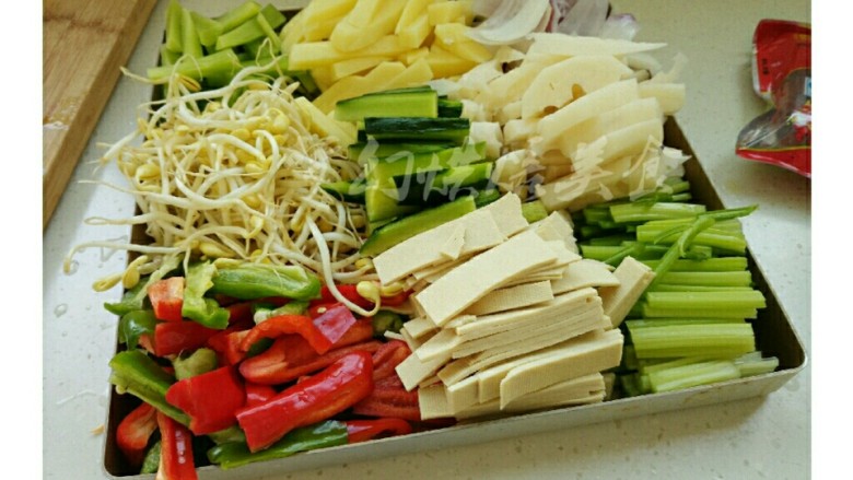 香辣烤鱼,蔬菜类清洗干净切统一形状。