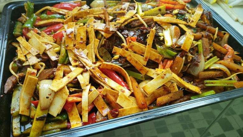 香辣烤鱼,煎好的鱼放烤盘中间，倒入另一部分蔬菜进烤箱200度20分钟。