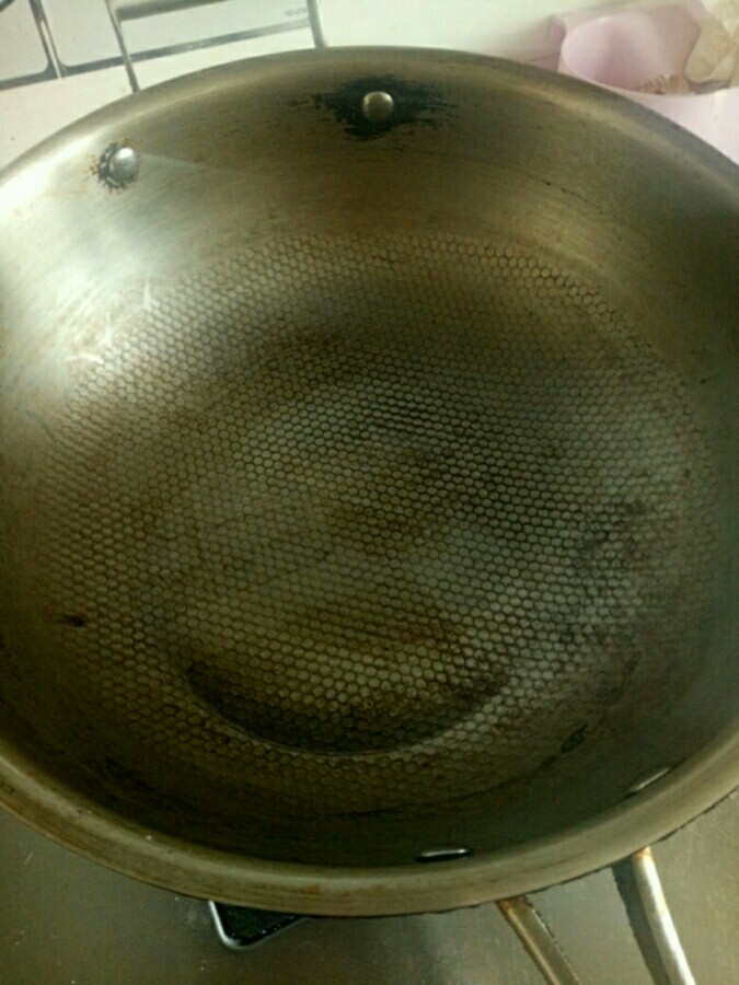 拌海带,锅里烧干，放油 烧热