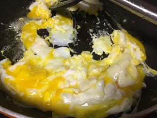 私房炸酱面,锅内放油烧至8成开打入鸡蛋或肉末。