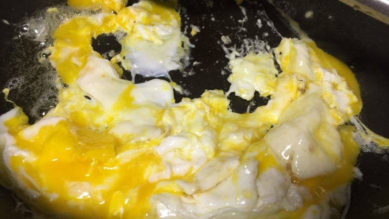 私房炸酱面,锅内放油烧至8成开打入鸡蛋或肉末。